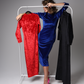 Figurbetontes blaues Samtkleid