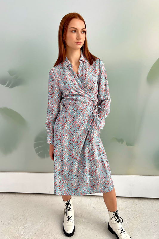 Hellblaues Kleid im Kimono-Stil mit Blumen